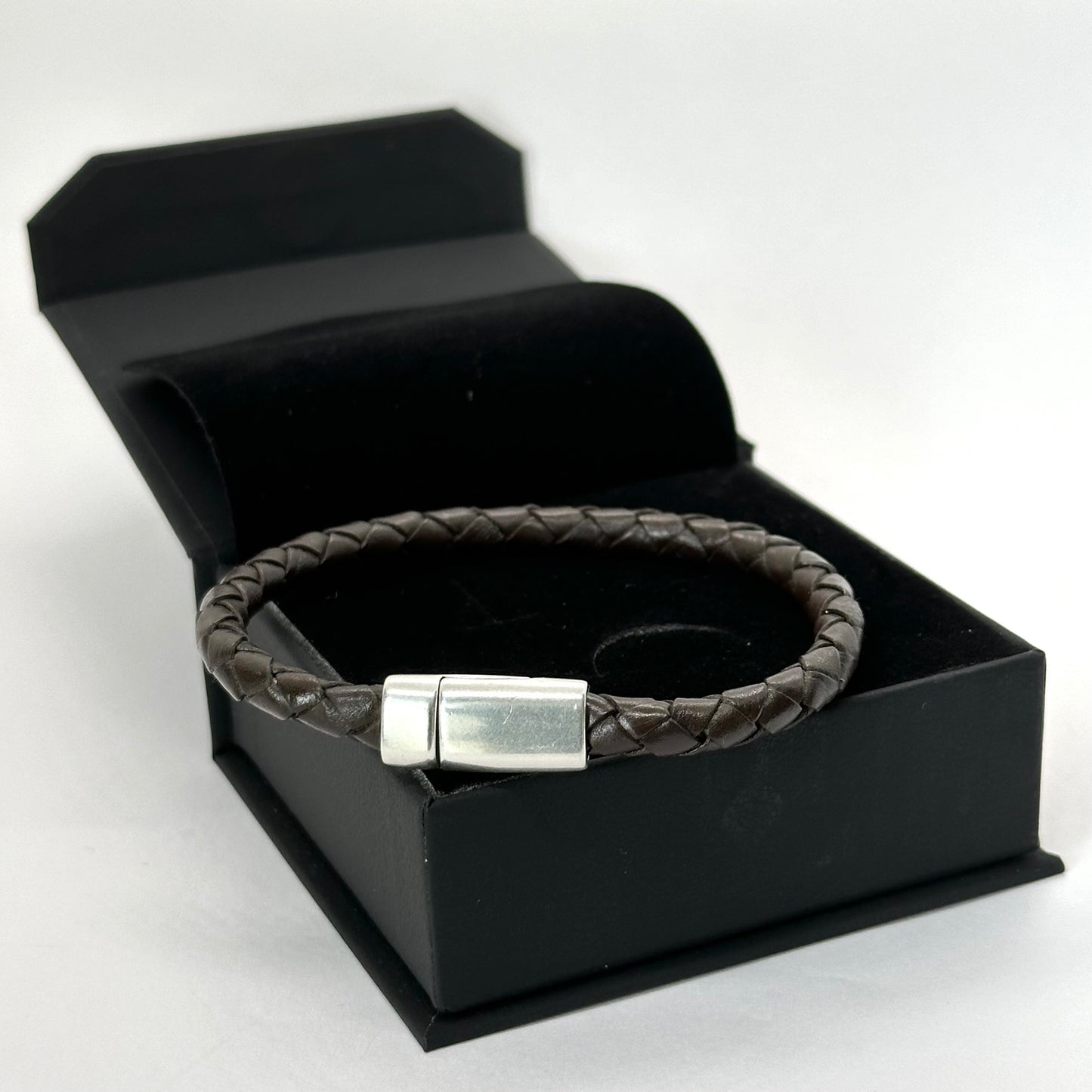 Pulsera Armonti | Joyería Artesanal para hombre | cuero italiano natural trenzado y plata | cuero trenzado y plata