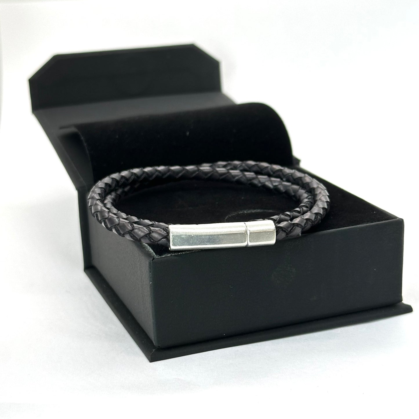 Pulsera de Cuero Trenzado y Macramé: Elegancia y Estilo Atemporal