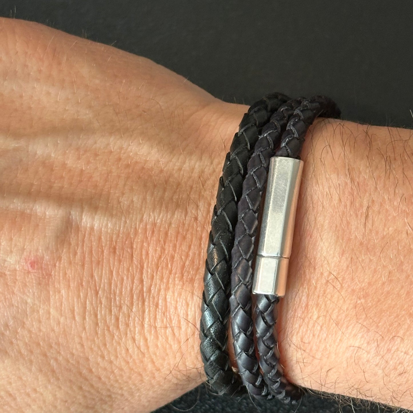 Pulsera de Cuero Trenzado y Macramé: Elegancia y Estilo Atemporal