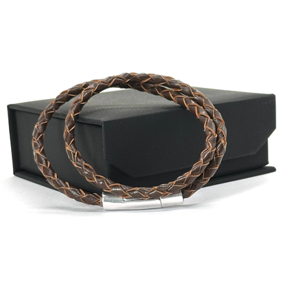 Brown braided leather and macramé bracelet: elegance and timeless style