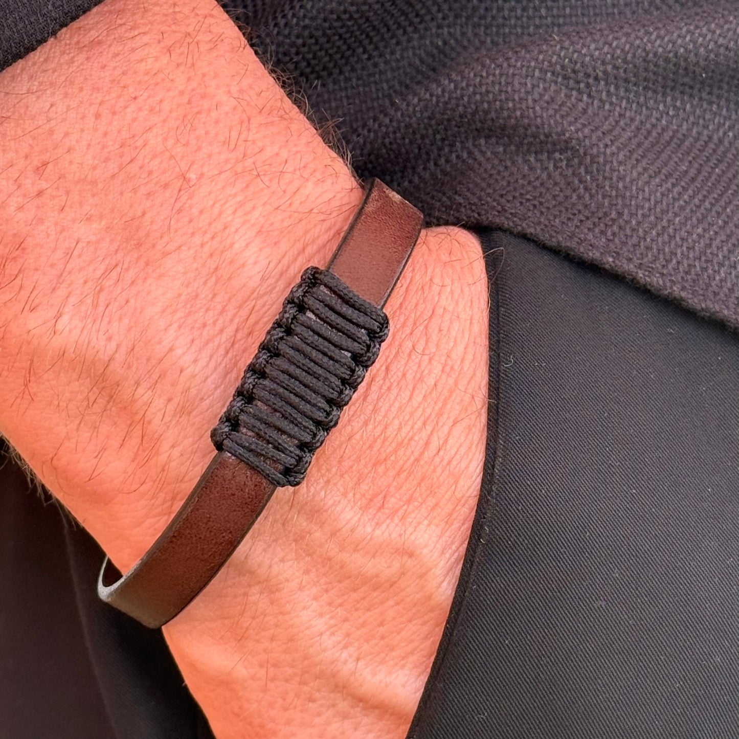 Pulsera Armonti | Joyería Artesanal para hombre | cuero italiano natural plano y oro| cuero plano y oro