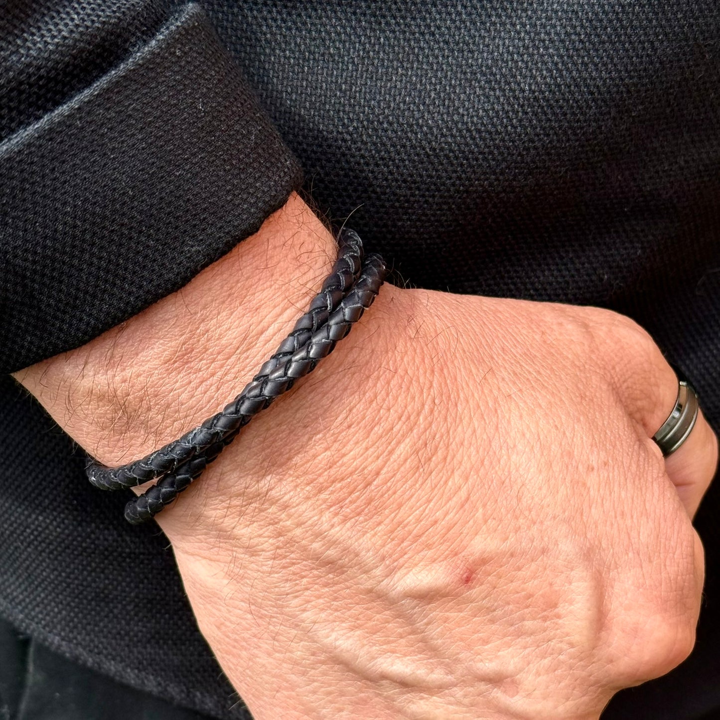 Pulsera Armonti | Joyería Artesanal para hombre | cuero italiano natural trenzado y plata | cuero trenzado y plata