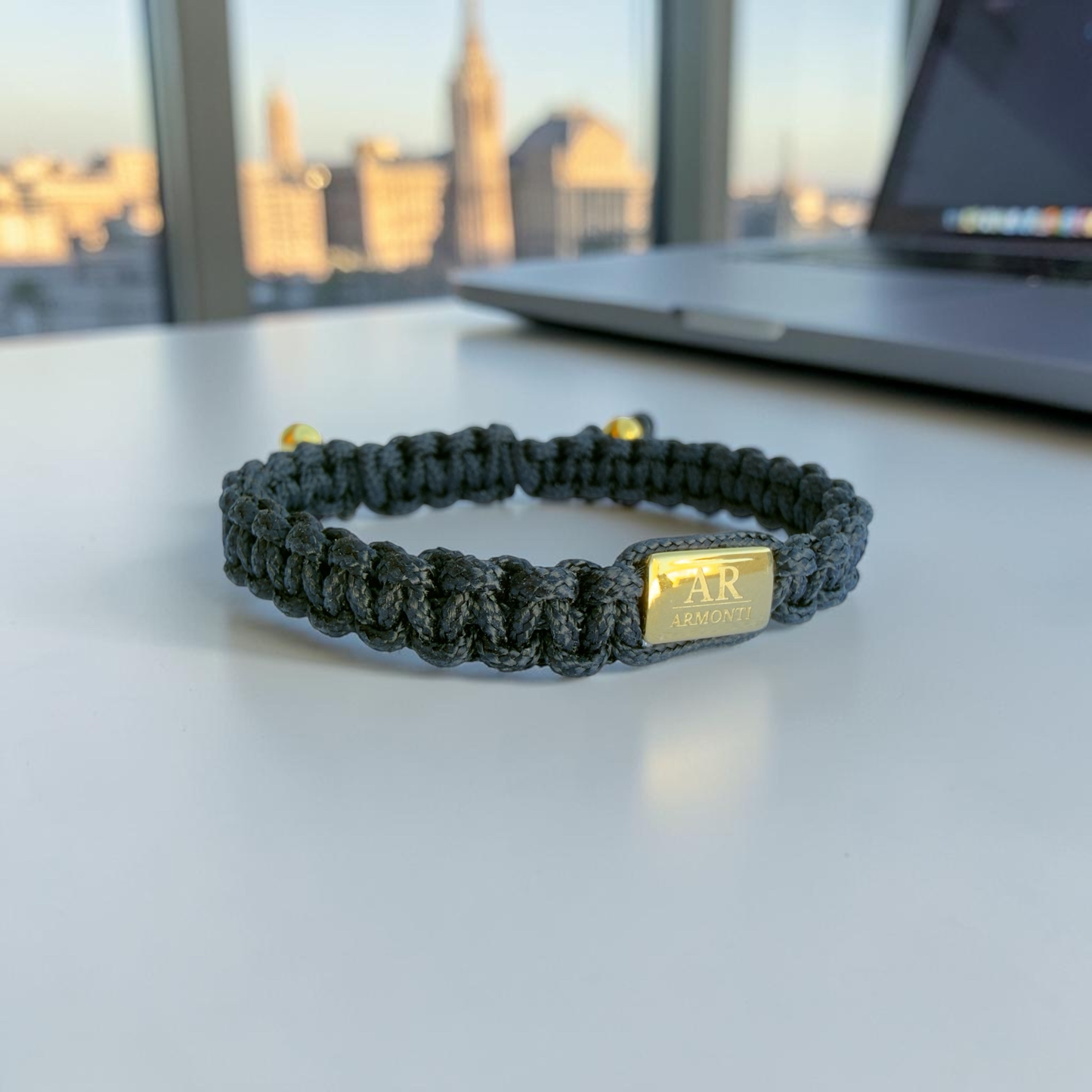 Pulsera negra macramé logo mujer