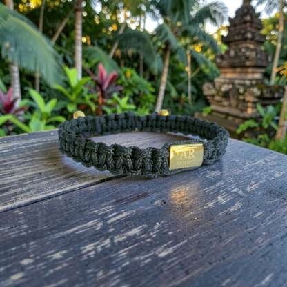 Pulsera negra macramé logo mujer