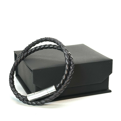 Brown braided leather and macramé bracelet: elegance and timeless style