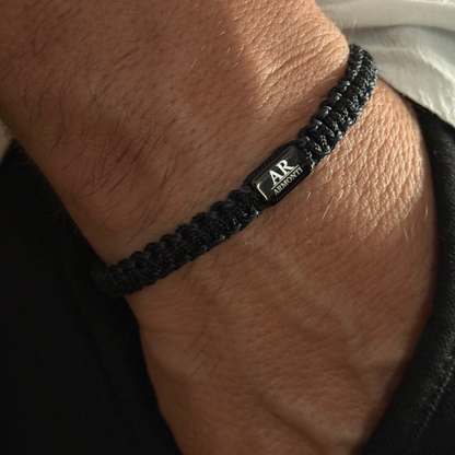 Brown braided leather and macramé bracelet: elegance and timeless style