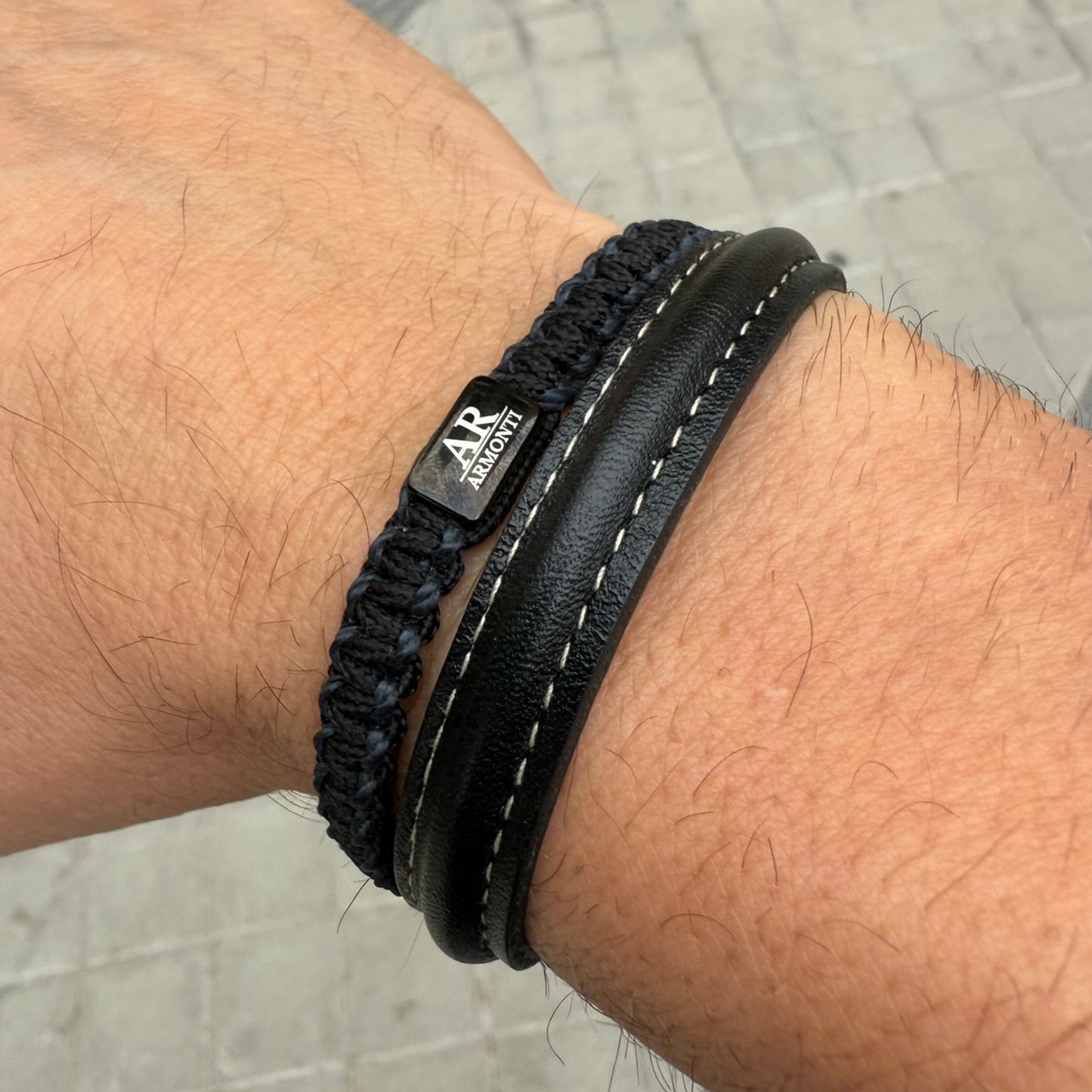 Brown braided leather and macramé bracelet: elegance and timeless style