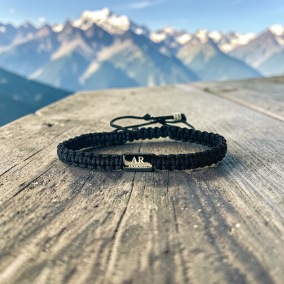 Braided Leather and Macramé Bracelet: Elegance and Timeless Style
