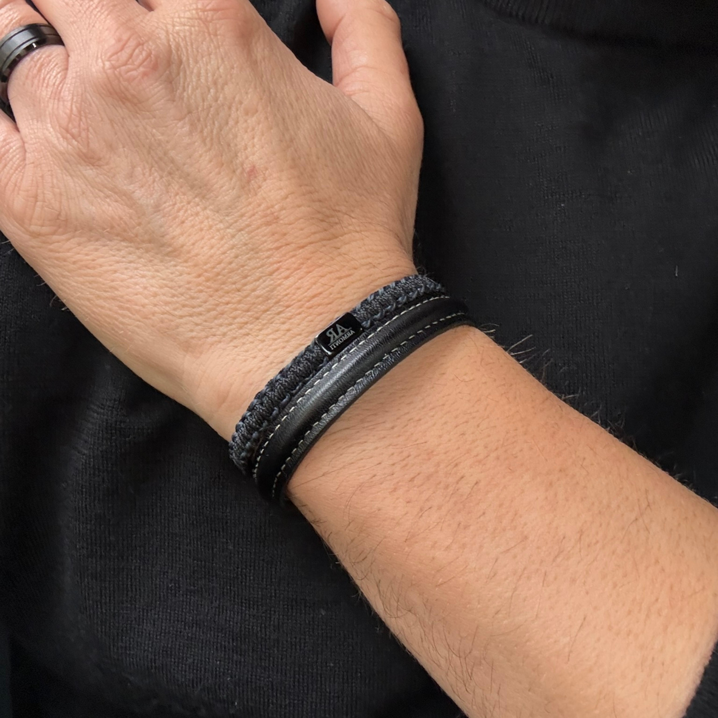 Braided Leather and Macramé Bracelet: Elegance and Timeless Style