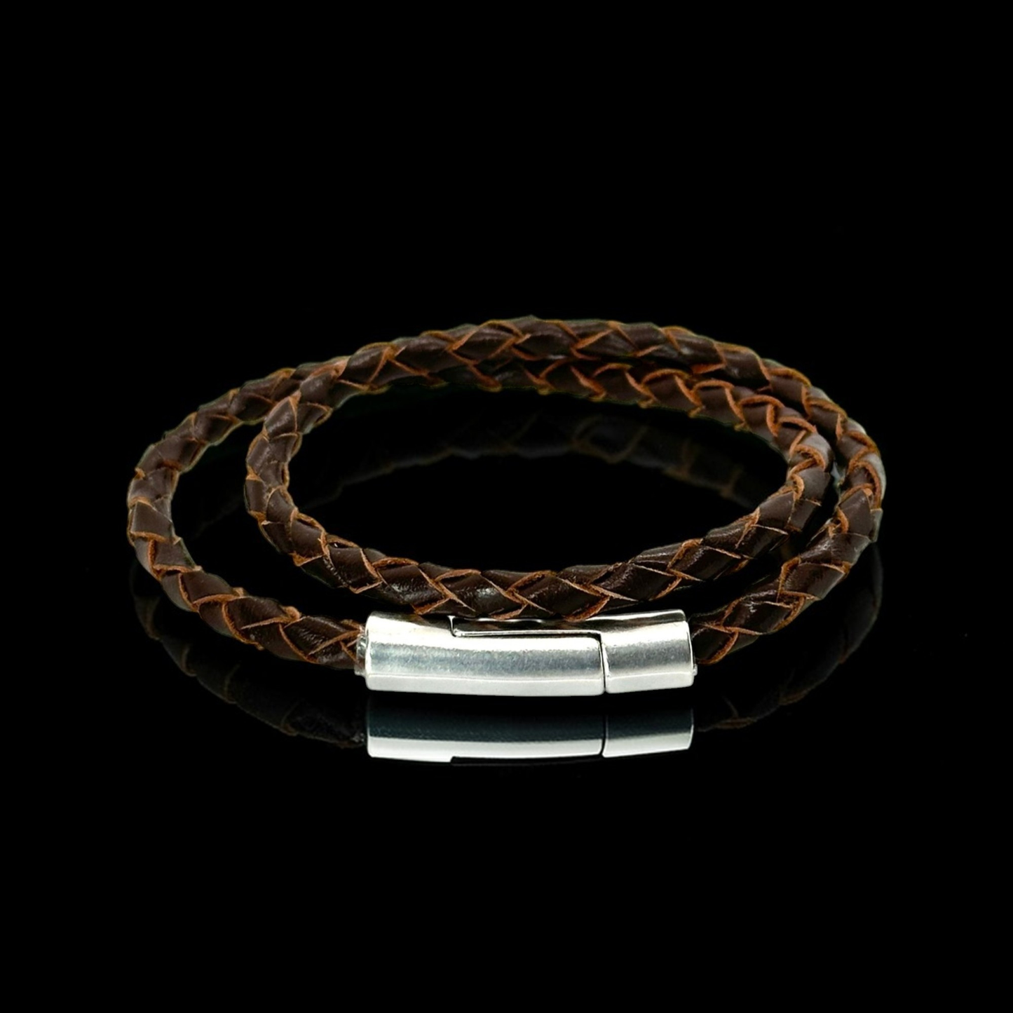 Braided Leather and Macramé Bracelet: Elegance and Timeless Style