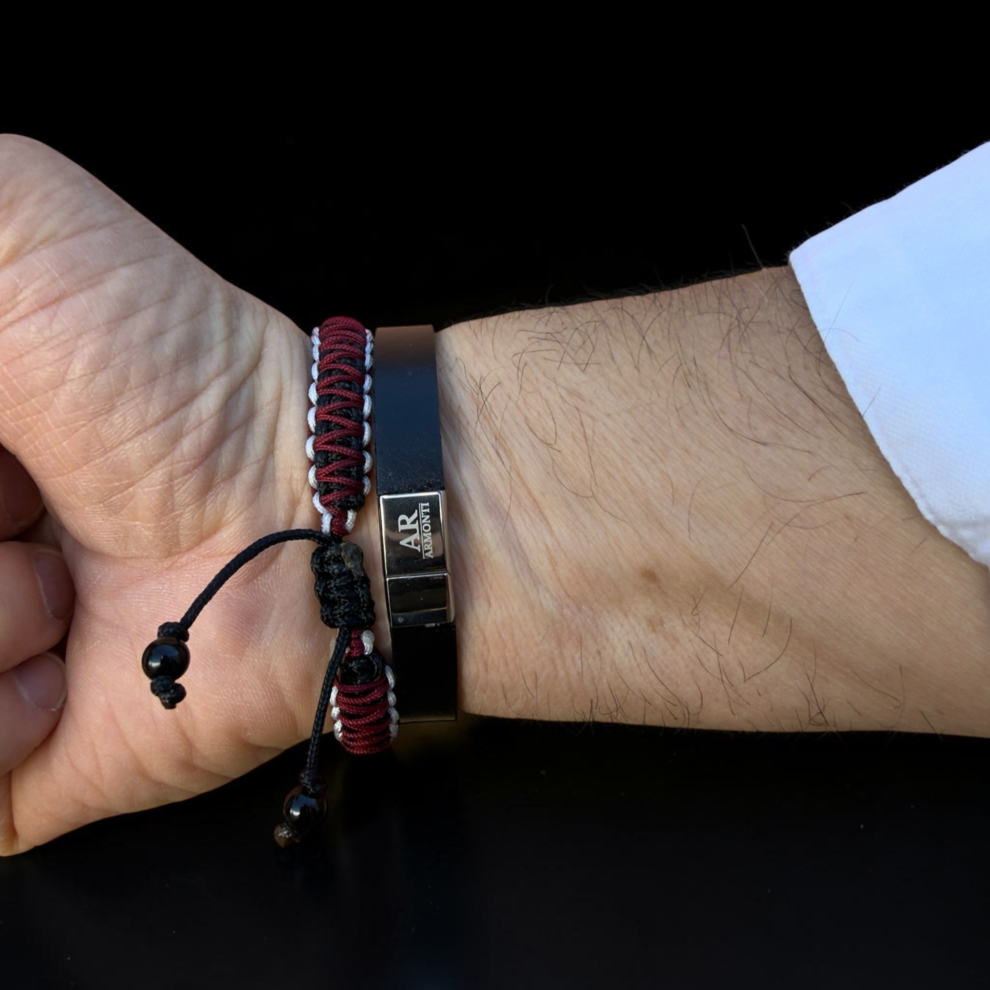 Pulsera macramé roja, negra y blanca para hombre