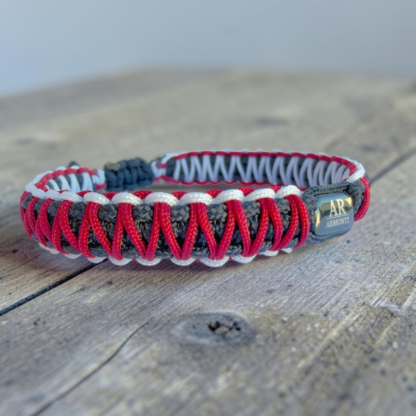 Pulsera macramé roja, negra y blanca para hombre