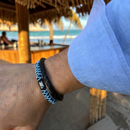 Pulsera macramé hombre azul, negra y blanca