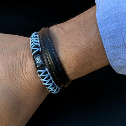 Pulsera macramé hombre azul, negra y blanca