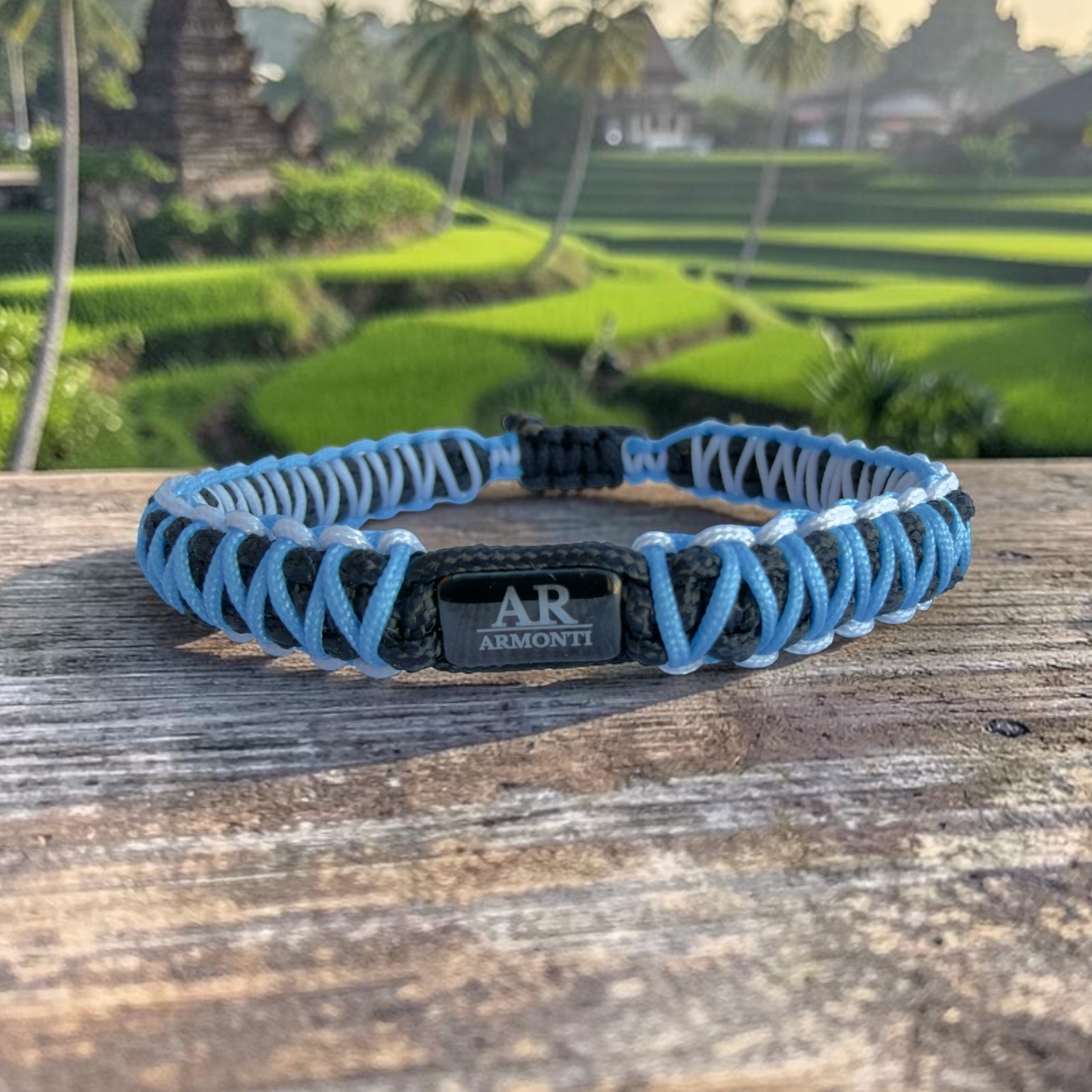 Pulsera macramé hombre azul, negra y blanca