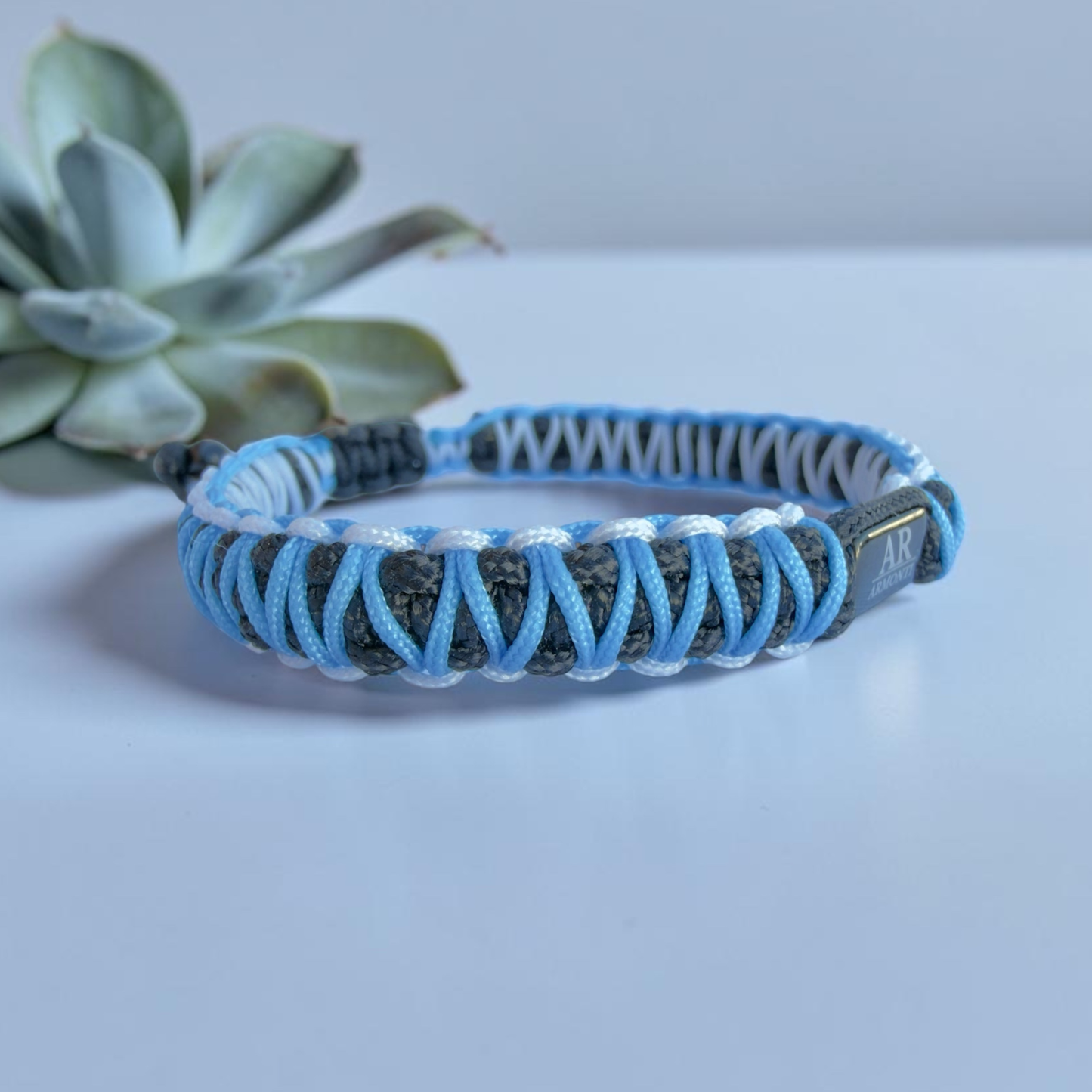 Pulsera macramé hombre azul, negra y blanca
