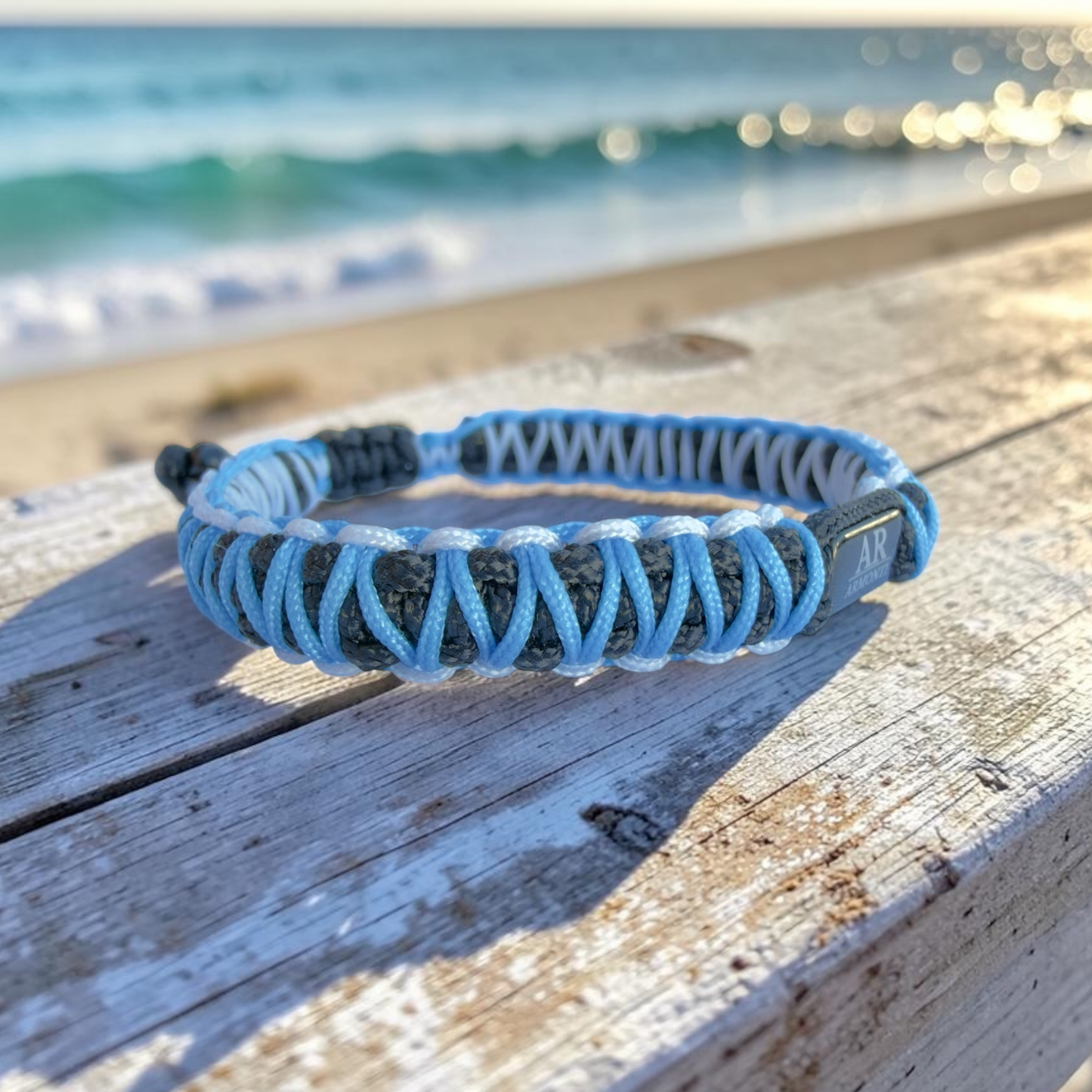 Pulsera macramé hombre azul, negra y blanca